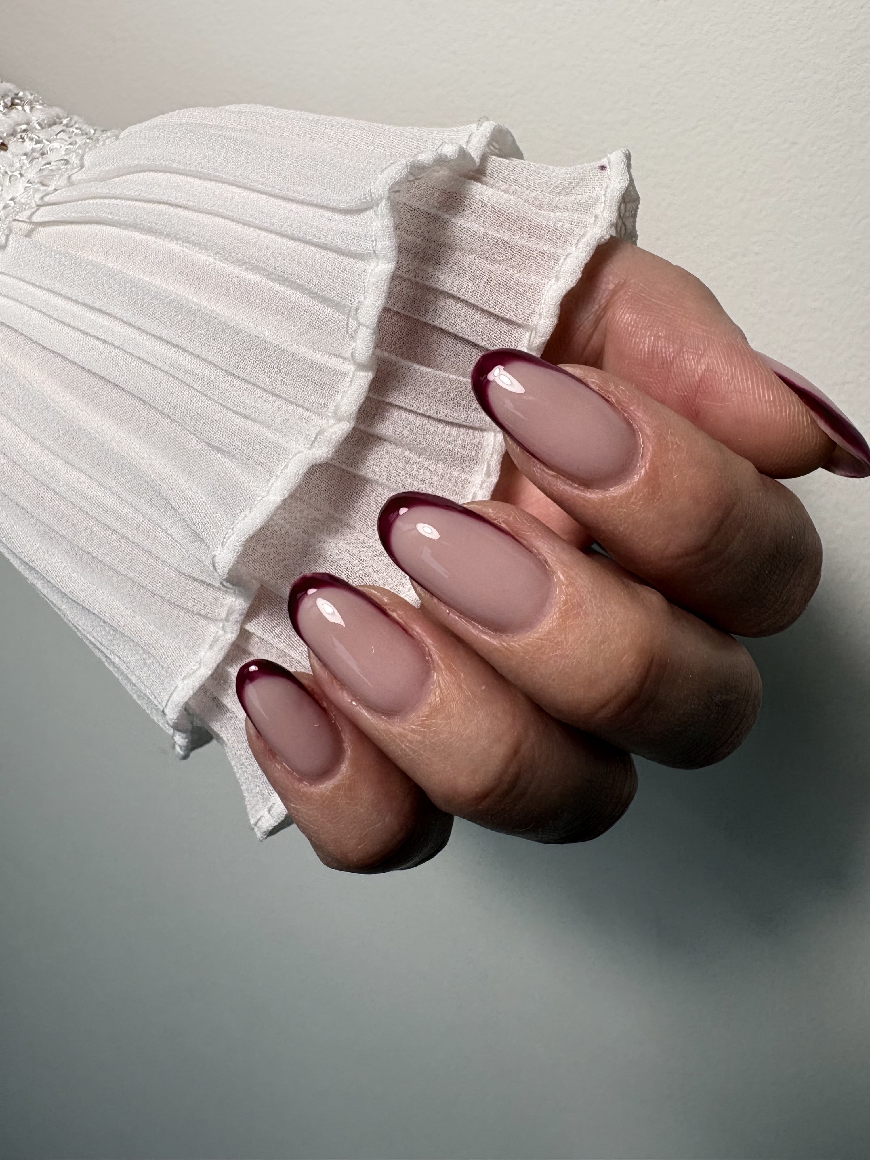 Burgundy french manikúra