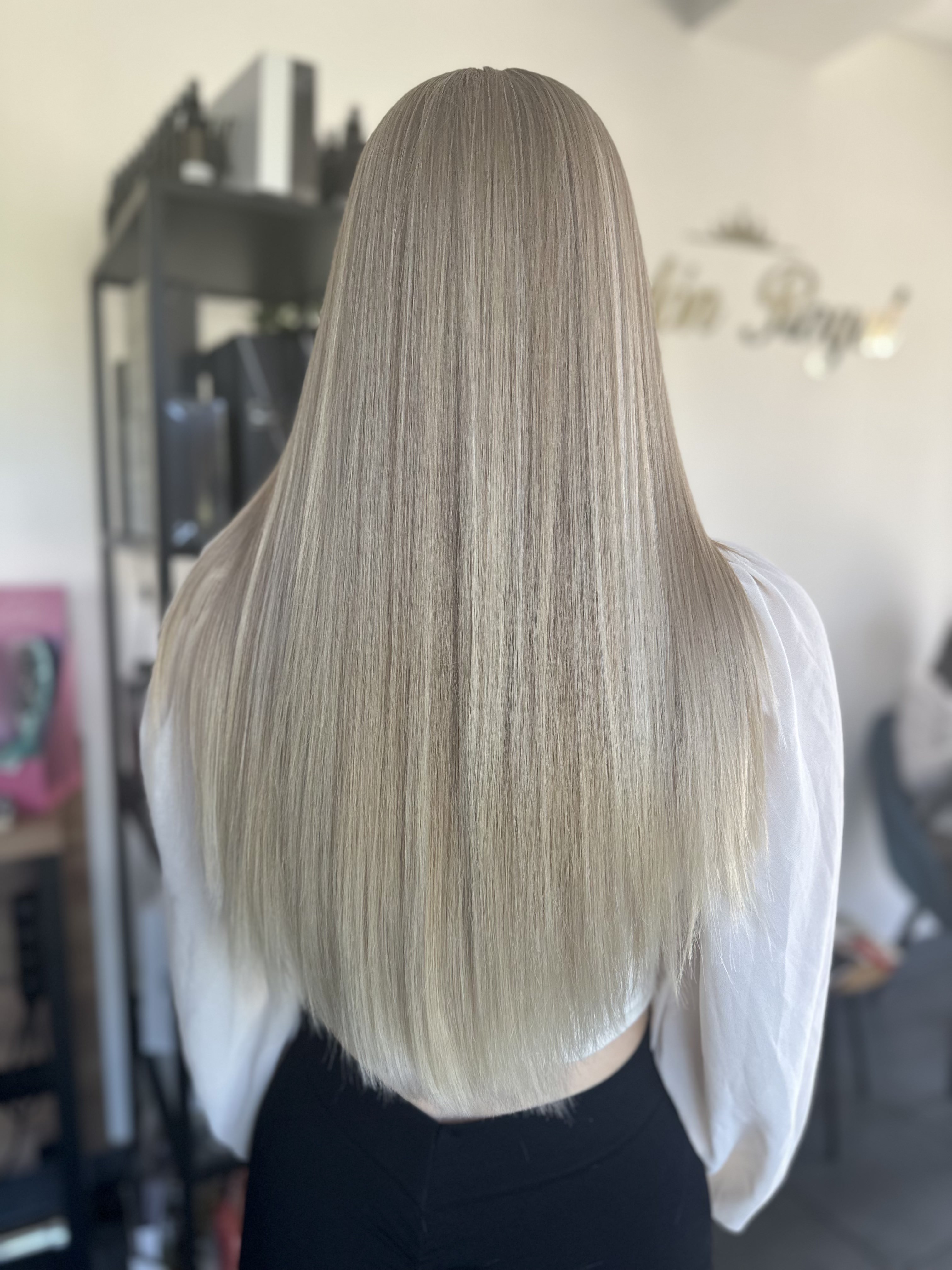 Ľadové blond rovné vlasy