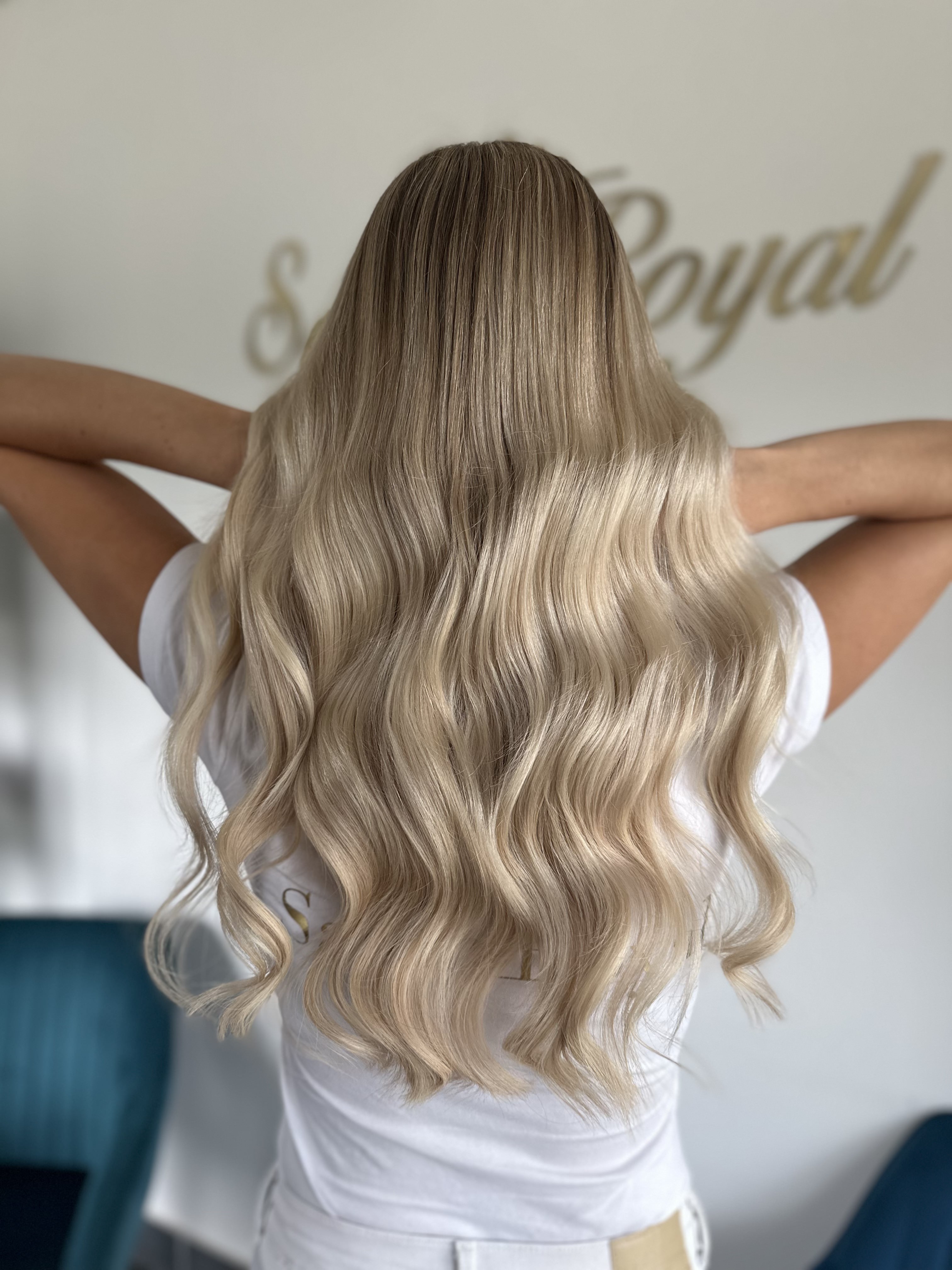 Blond vlnité vlasy s objemom