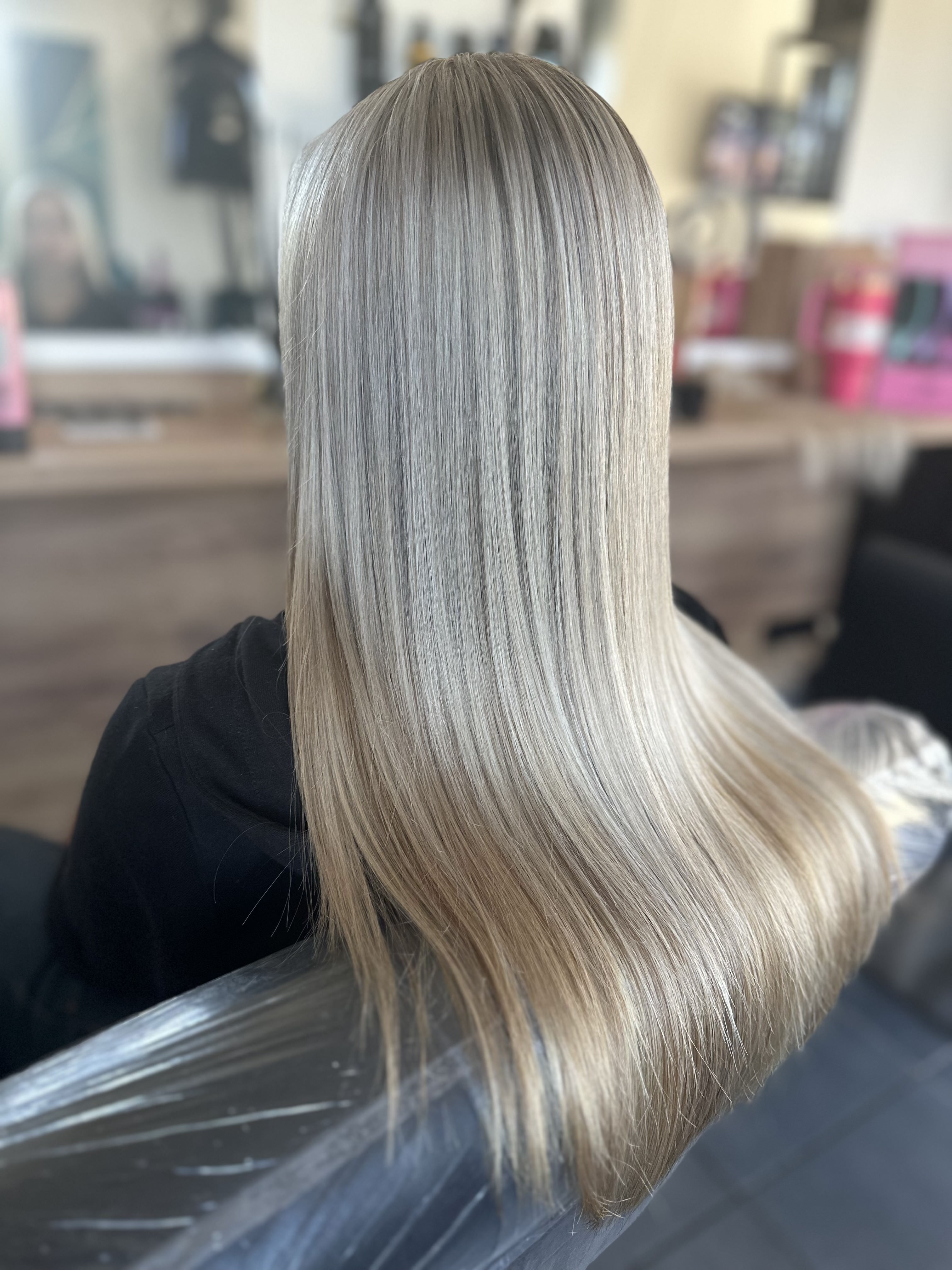 Ľadové platinové blond vlasy